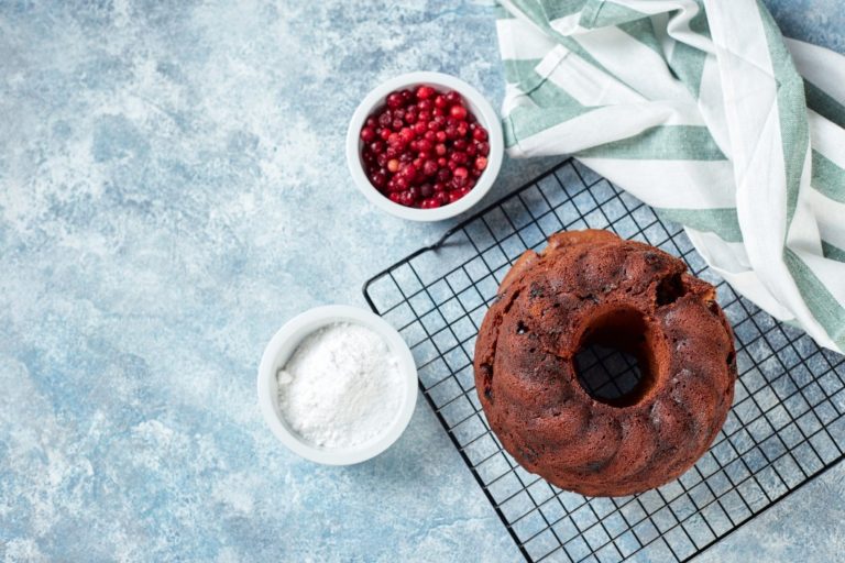 Schokoladen Becherkuchen mit Cranberries und Mandeln