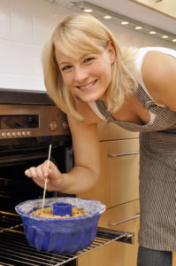 Junge Frau backt Kuchen